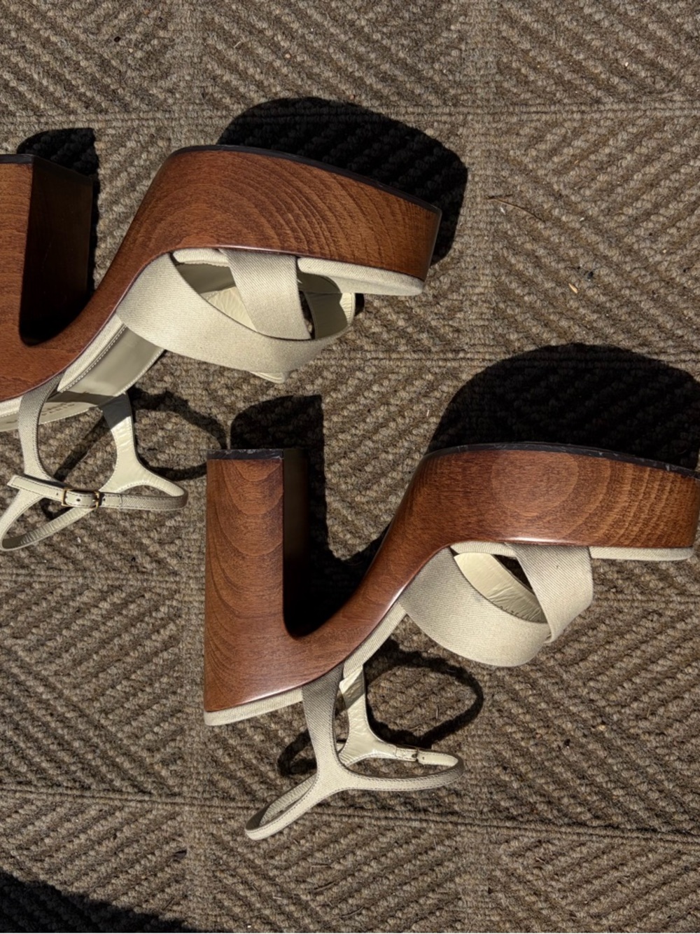 Saint Laurent Cream Leather Platform Sandal with Wood-Effect Heel - Picture 3 of 15